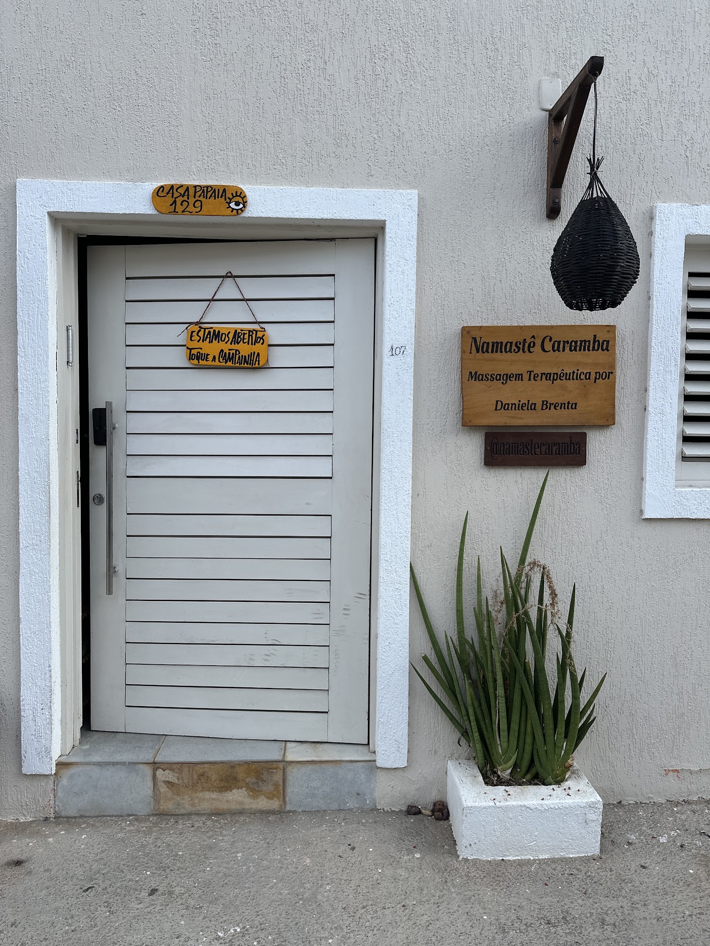Fachada do Namastê Caramba na Rua do Barreiro, 129, Praia da Pipa